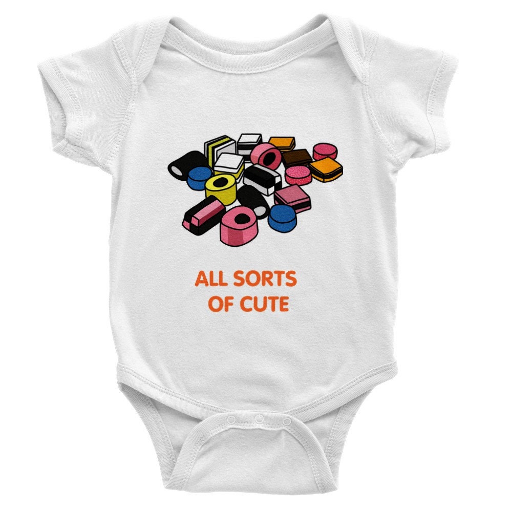 Allsorts Baby Strampler, Neues Geschenk, Süßes Unisex Babygrow, Süßholz Allsort Babyshower Geschenk von FeelmoreloveBoutique