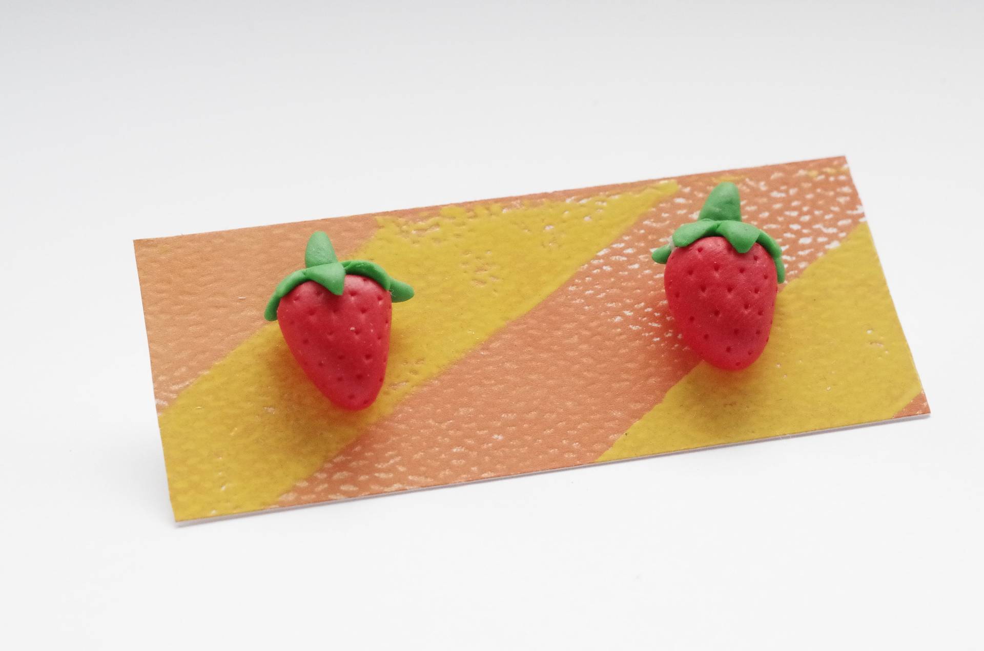 Handgemachte Erdbeer Ohrstecker Polymer Clay Obst Schmuck von FeelmoreloveBoutique