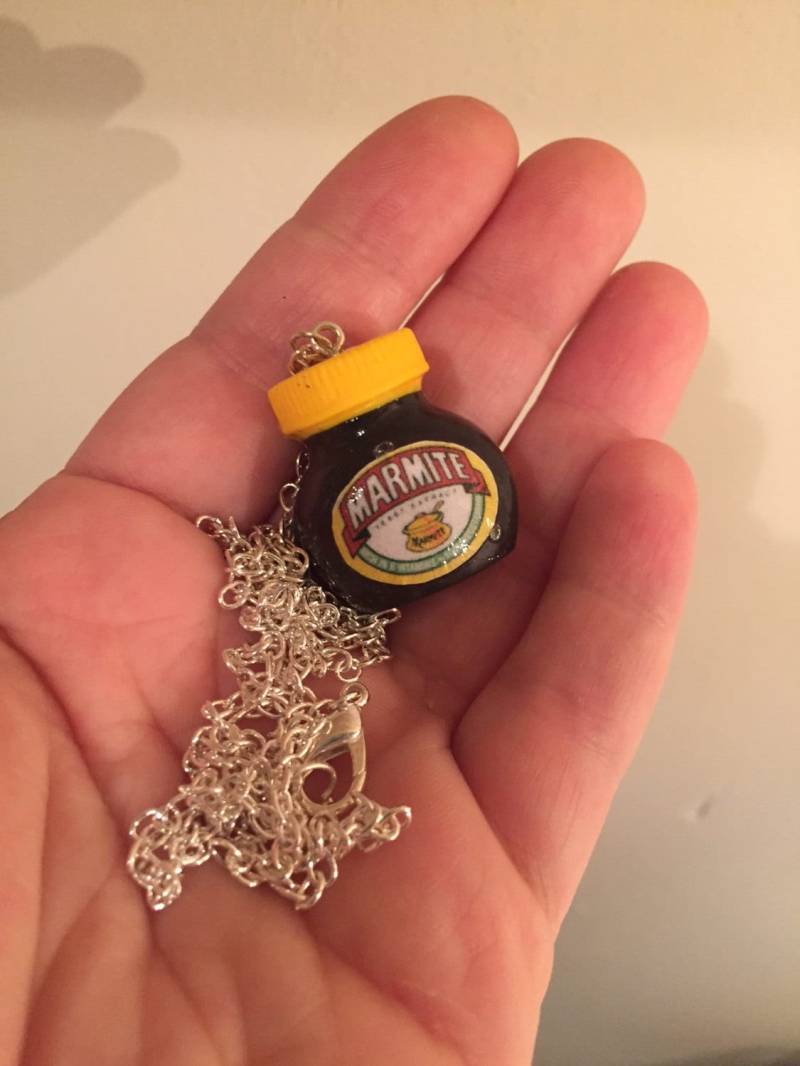 Handgemachte Brotaufstrichglas-Halskette Polymer Clay Anhänger An Versilberter Kette Handgemachte Brotaufstrichglas-Halskette Polymer Clay Anhänger An Versilberter Kette von FeelmoreloveBoutique