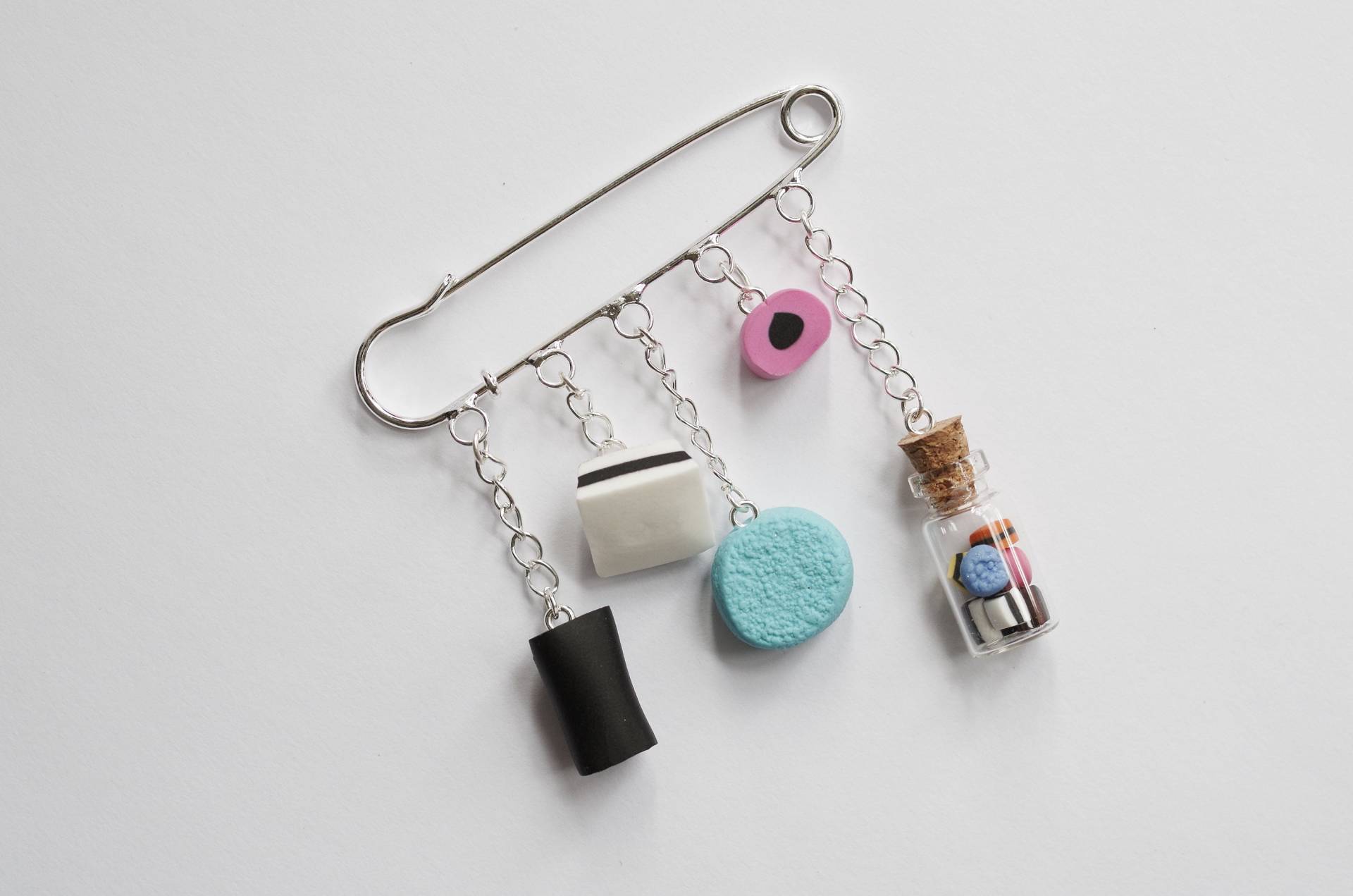 Lakritz Allsorts Brosche Handgemachte Polymer Clay Schätzchen Anhänger von FeelmoreloveBoutique