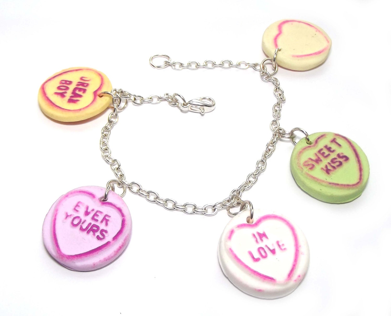 Love Herz Bettelarmband Handgemachte Polymer Clay Sweeties, Fairy Kei Schmuck von FeelmoreloveBoutique