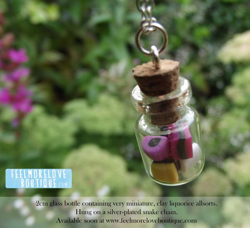 Winzige Miniature Glass Jar Halskette Mit Alleskönner-Sweeties in A Bottle Winzige Miniature Glass Jar Halskette Mit Alleskönner-Sweeties in A Bottle von FeelmoreloveBoutique