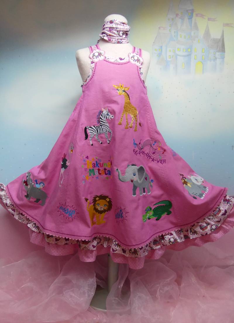 Kleid Feliz Gr. 86-140 Tiere Afrikas Löwe Elefant Zebra Affe Giraffe Krokodil Nilpferd Rosa Bunt Unikat Feenkleiddesign von FeenkleidDesign2020