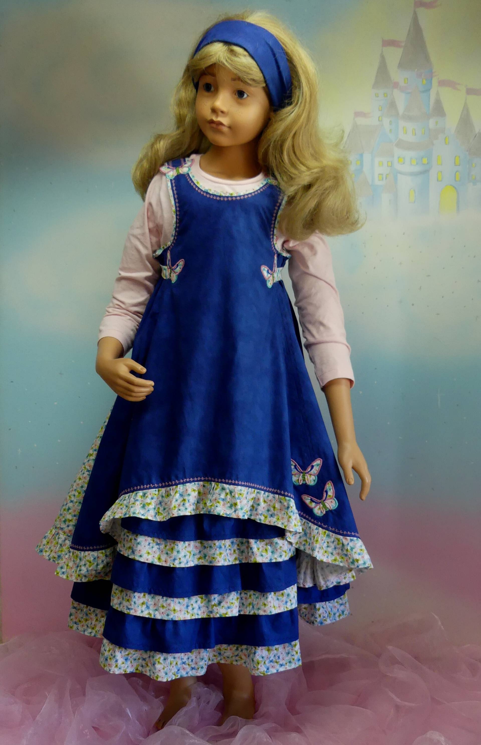 2Teile Uni Kleid Gr. 86-140 Spray Optik Blau Mit Kleinen Schmetterlinge Rüschenkleid Einschulung Unikat Handmade Feenkleiddesign von FeenkleidDesign2020