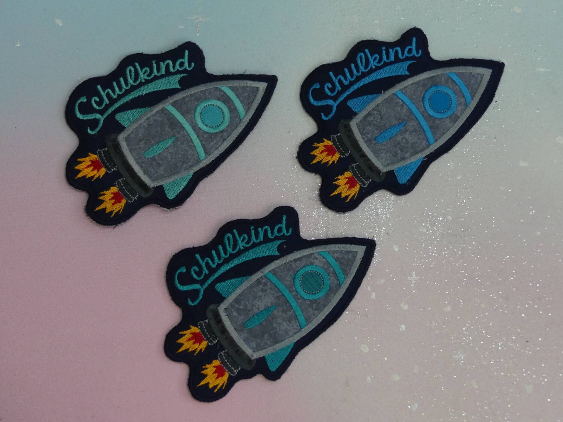 Klettie Patch 10-15 cm Raket Weltraum Astonauten Blau Schulkind Name Wunsch Für Magnet Schulranzen Applikation Einschulung Feenkleiddesign Klettie Patch 10-15 cm Raket Weltraum Astonauten Blau Schulkind Name Wunsch Für Magnet Schulranzen Applikation Einschulung Feenkleiddesign von FeenkleidDesign2020