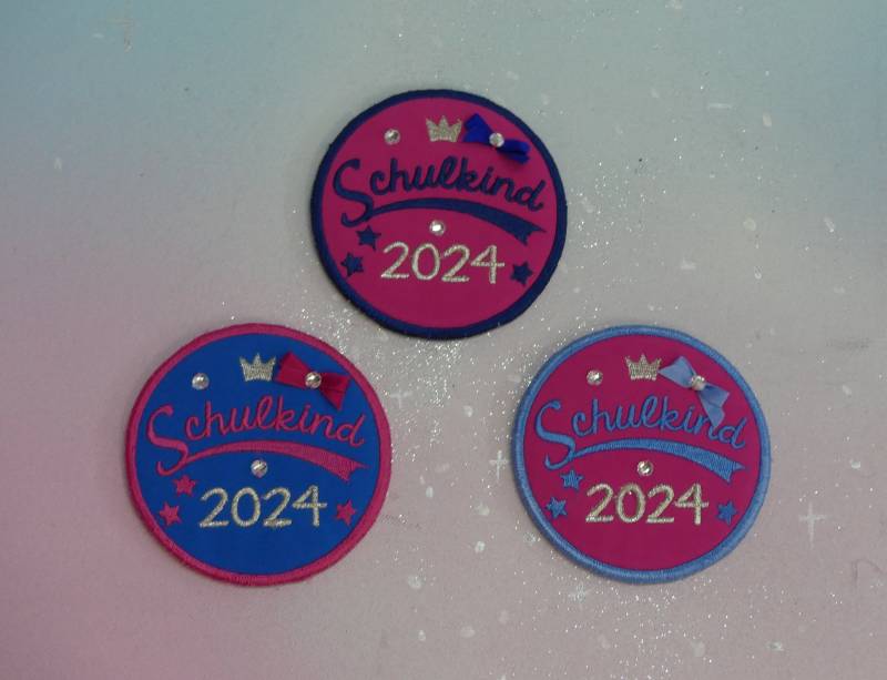 Klettie Patch 9 cm Schulkind 2024 Wunsch Name Für Magnet Schulranzen Applikation Schultüte Einschulung Handgefertigt Feenkleiddesign Klettie Patch 9 cm Schulkind 2024 Wunsch Name Für Magnet Schulranzen Applikation Schultüte Einschulung Handgefertigt Feenkleiddesign von FeenkleidDesign2020