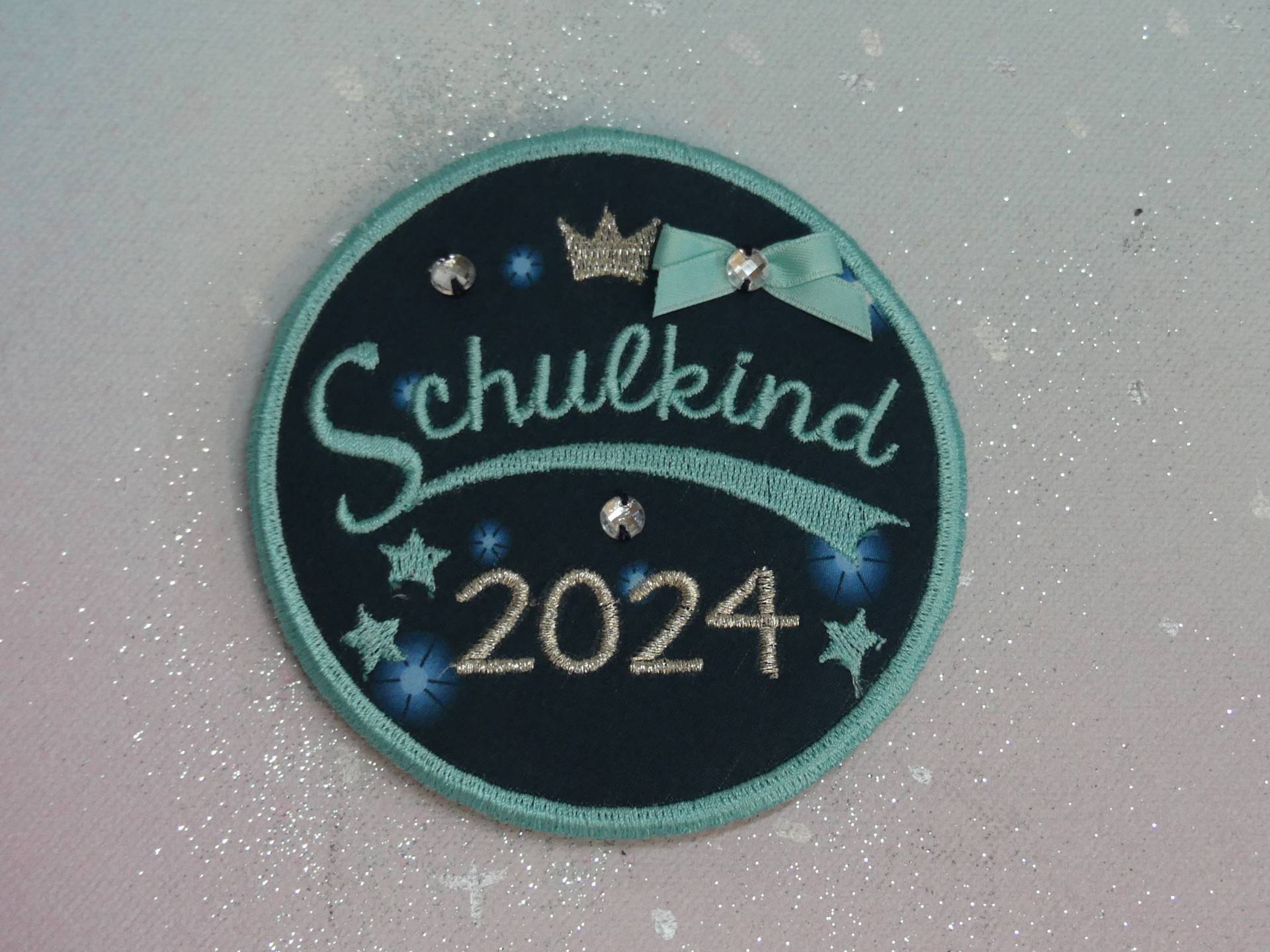 Klettie Patch 10 cm Schulkind 2024 Wunsch Türkis Name Für Magnet Schulranzen Applikation Schultüte Einschulung Handgefertigt Feenkleiddesign Klettie Patch 10 cm Schulkind 2024 Wunsch Türkis Name Für Magnet Schulranzen Applikation Schultüte Einschulung Handgefertigt Feenkleiddesign von FeenkleidDesign2020