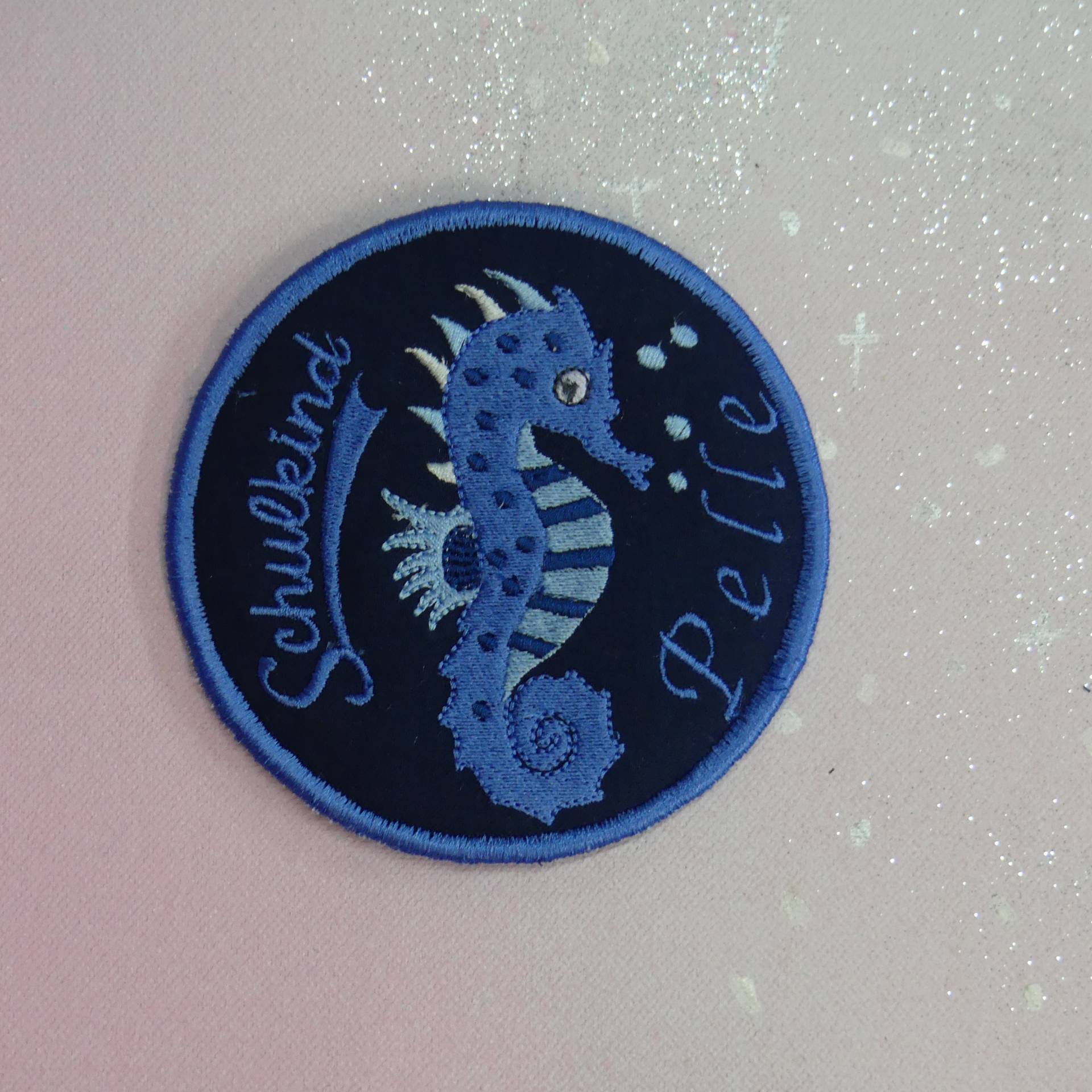 Klettie Patch 11 cm Seepferdchen Meerjungfrau Schulkind Für Magnet Schulranzen Blau Applikation Einschulung Feenkleiddesign Klettie Patch 11 cm Seepferdchen Meerjungfrau Schulkind Für Magnet Schulranzen Blau Applikation Einschulung Feenkleiddesign von FeenkleidDesign2020