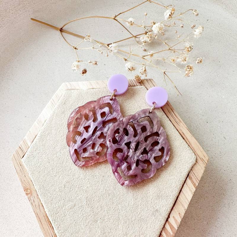 Barock Resin Ohrringe "Kate" Mit Fliederfarbenem Stecker von Feenmanufaktur