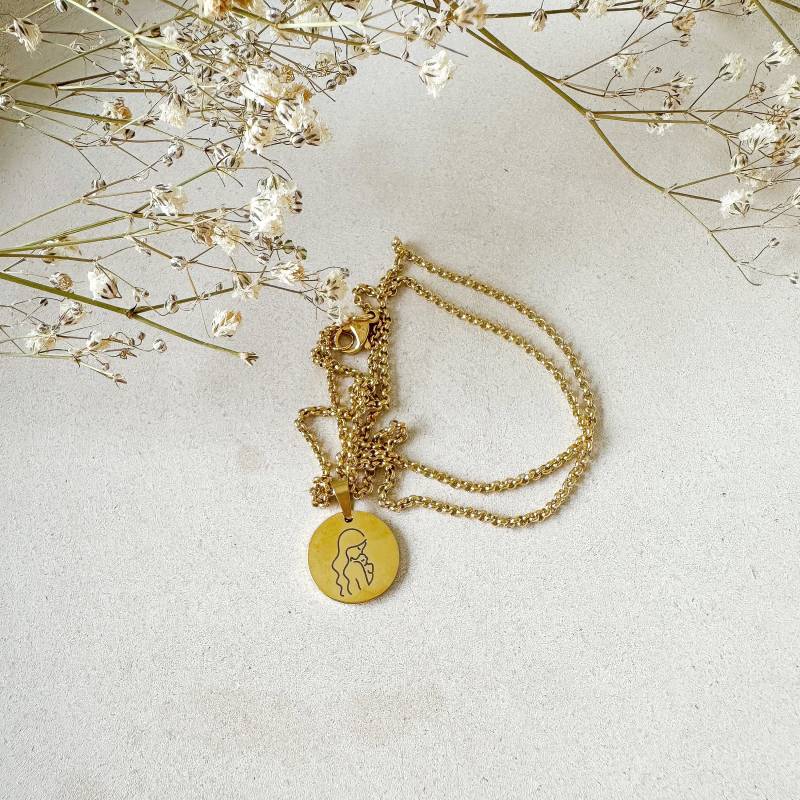 Halskette "Mama" in Gold Zum Muttertag von Feenmanufaktur