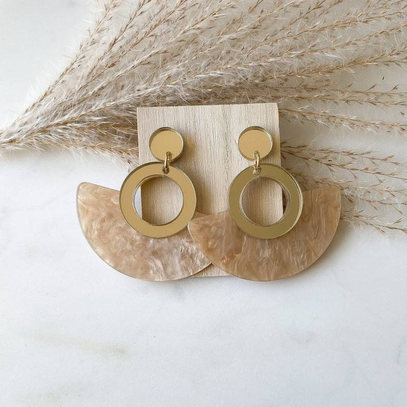 Metallic Resin Ohrringe "Nola" in Gold Beige von Feenmanufaktur