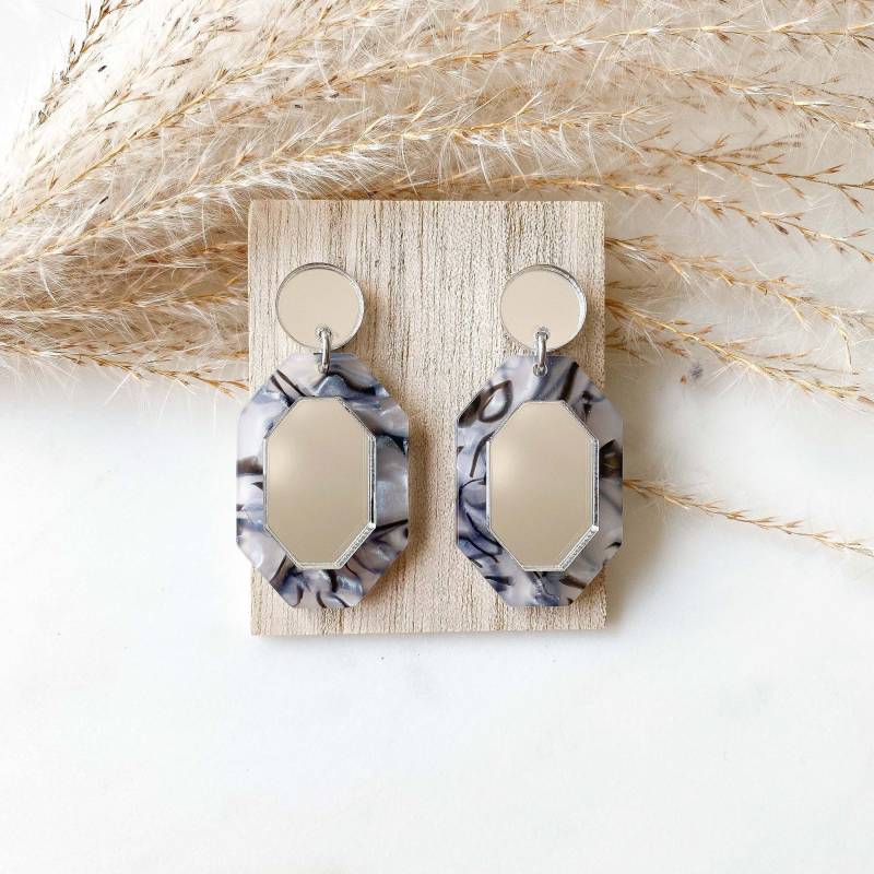 Metallic Resin Ohrringe "Nova" in Grau von Feenmanufaktur