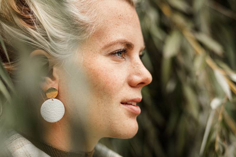 Polymer Clay Ohrringe "Becca" Grau Gold von Feenmanufaktur