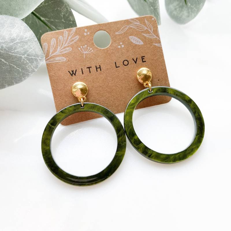 Runde Resin Harz Ohrringe in Olivgrün von Feenmanufaktur
