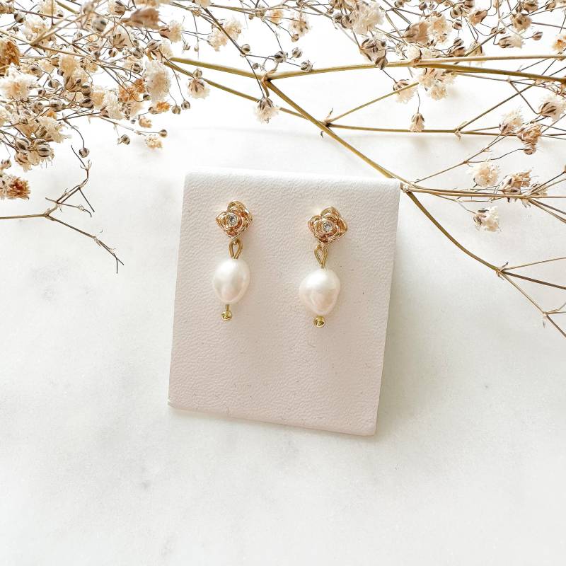 Zarte, Kleine Süßwasserperlen-Ohrringe "Jana" Golden Mit Echtperle Rose von Feenmanufaktur
