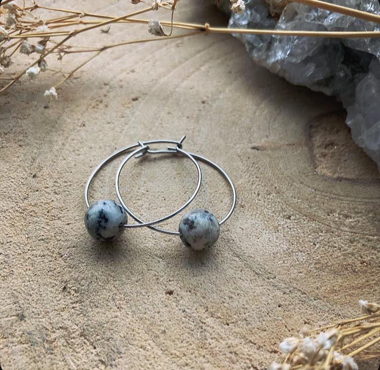 Dalmatinerstein Kreolen Silber, Heilstein Perlen, Allergiefreundlich, Edelstahl, Kristallschmuck von FeenstaubArt