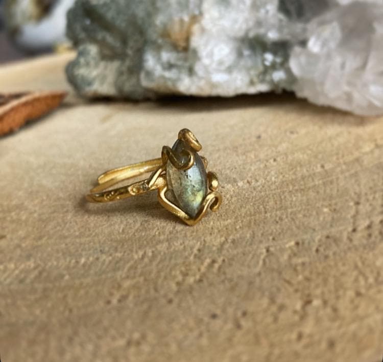 Labradorit Ring, Verstellbar, Gold, Messing, Elegant, Einzelstück, Handgefertigtes Unikat, Fairycore von FeenstaubArt