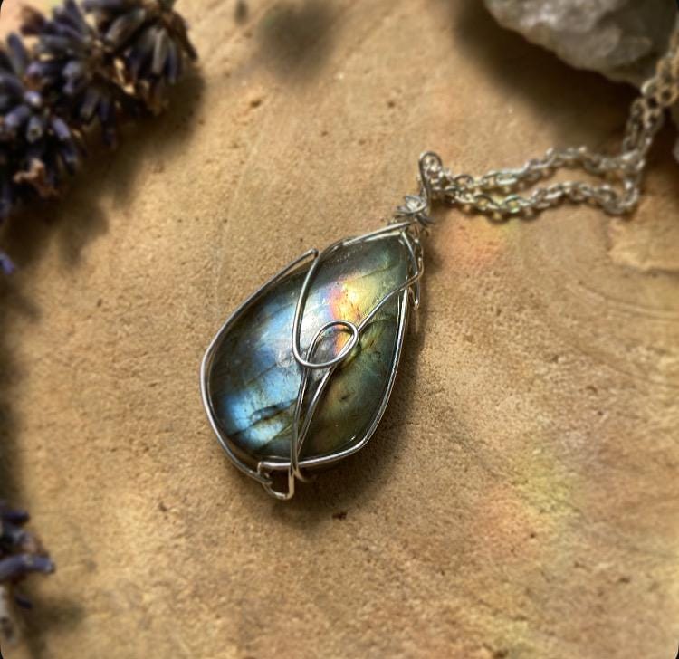 Labradorit Tropfen Amulett Kette, Silber, Flash, Handgefertigtes Unikat, Filigran, Einzelstück, Heilstein, Edelstein, Kristall von FeenstaubArt