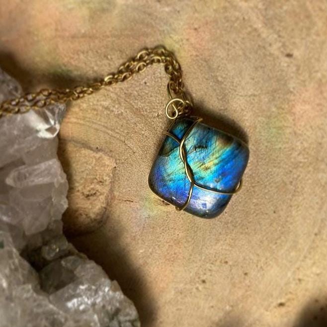 Labradorit Viereckig Amulett Kette, Gold, Flash, Handgefertigtes Unikat, Filigran, Einzelstück, Heilstein, Edelstein, Kristall von FeenstaubArt