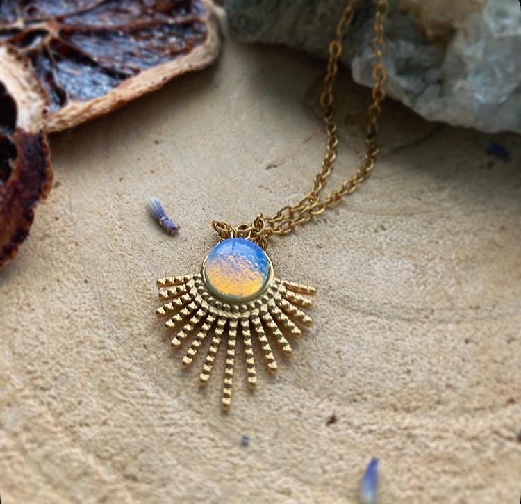 Opalith Kette Amulett, Minimalistisch, Gold, Vergoldet, Opal, Handgefertigt, Unikat, Einzelstück, Filigran, Sonne von FeenstaubArt