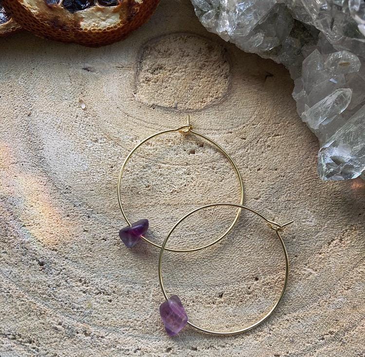 Regenbogen-Fluorit Kreolen Ohrringe, Gold, Allergiefreundlich, Handgefertigtes Unikat, Heilstein Edelstein, Handmade von FeenstaubArt