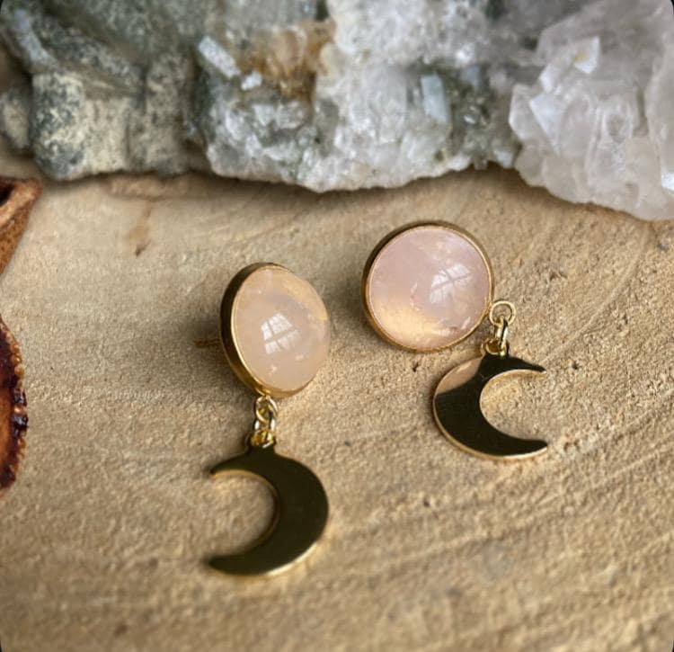 Rosenquarz Mond Ohrringe 12mm, Gold, Edelstahl, Handgefertigtes Unikat, Filigran, Dezent, Minimalistisch, Allergikerfreundlich von FeenstaubArt