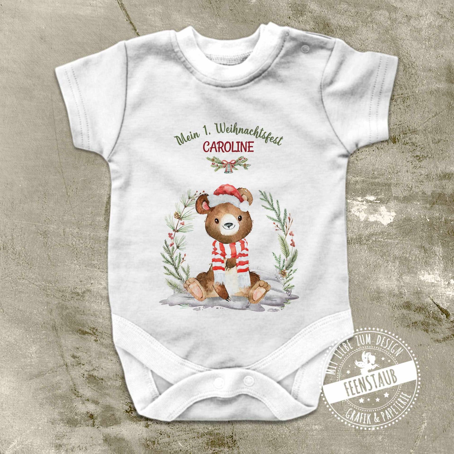Erstes Weihnachtsfest Bügelfolie Mit Süßen Bär Personalisierbar Namen Vom Baby, Für Nikolaus, Weihnachtsmann, Weihnachten Erstes Weihnachtsfest Bügelfolie Mit Süßen Bär Personalisierbar Namen Vom Baby, Für Nikolaus, Weihnachtsmann, Weihnachten von FeenstaubHandmade