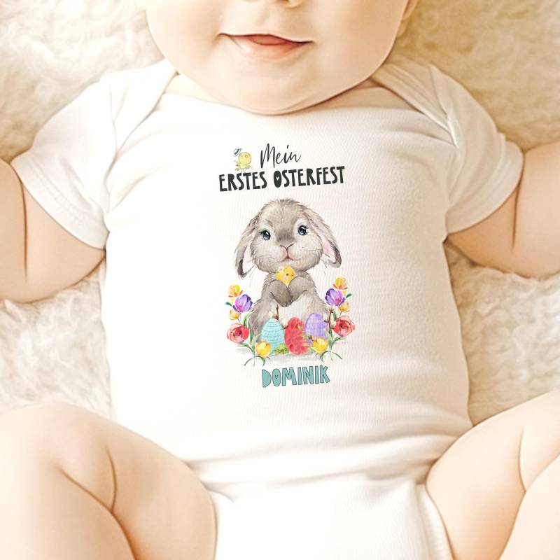 Personalisiertes Bügelbild Für Erstes Osterfest | Babys Erste Ostern Bügelfolie Mit Osterhase Und Namen Zum Aufbügeln Auf Babybody Shirt Personalisiertes Bügelbild Für Erstes Osterfest | Babys Erste Ostern Bügelfolie Mit Osterhase Und Namen Zum Aufbügeln Auf Babybody Shirt von FeenstaubHandmade