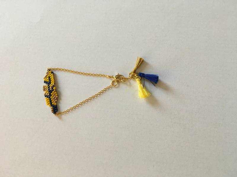 Armband in Feine Kette Mit Blau, Gelb Und Gold Feder Blau Miyuki Pompons von FeesPaillettes