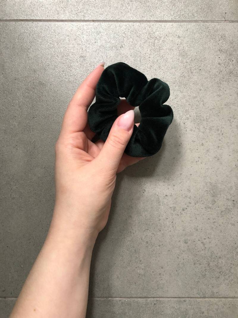 Mini Scrunchie Aus Samt Waldgrün, Zopfgummi Samt, Haargummi von FeinesKleinesBerlin