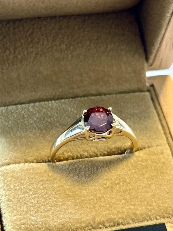 Eleganter 9K Goldring Mit Rotem Zirkon & Zertifikat Von Harry Ivans Eleganter 9K Goldring Mit Rotem Zirkon & Zertifikat Von Harry Ivans von FeingoldVintage