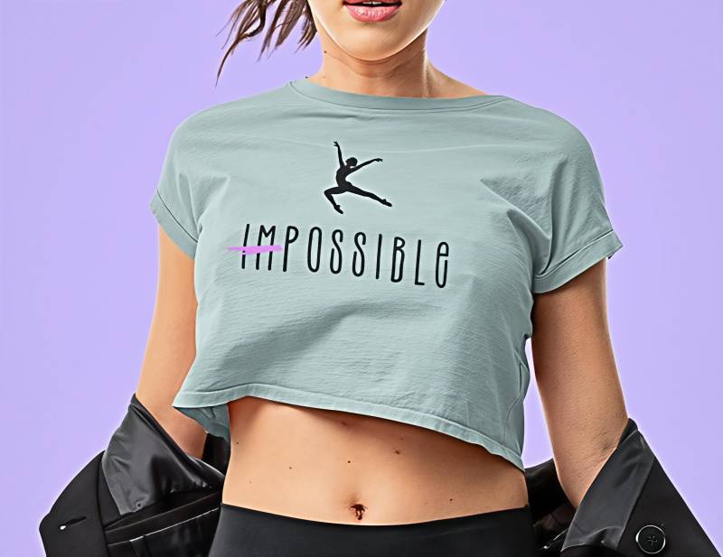 Tanz Crop Top Damen Ballett Shirt „Impossible" Statement Tanzbekleidung Training Geschenk Tänzerin Cropped T-Shirt von FeinlautStudio