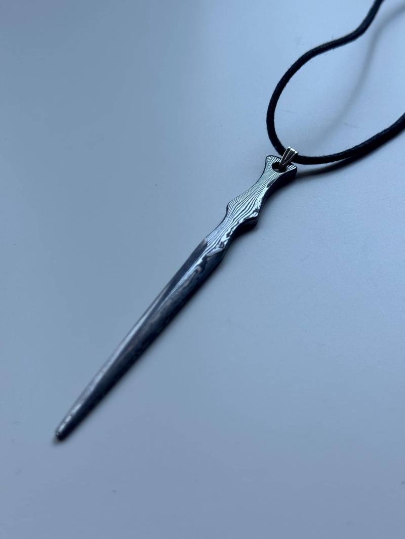 Schwert Anhänger, Handgeschmiedeter Damast, Damast Stahl Mit Band, Geschenk Für Männer Halskette von FeinschmiedeDube