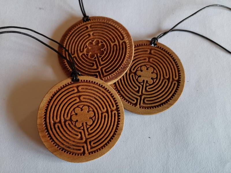 Holzmedallion "Chartres" - Beidseitig Graviert Holzmedallion "Chartres" - Beidseitig Graviert von Feinschrift