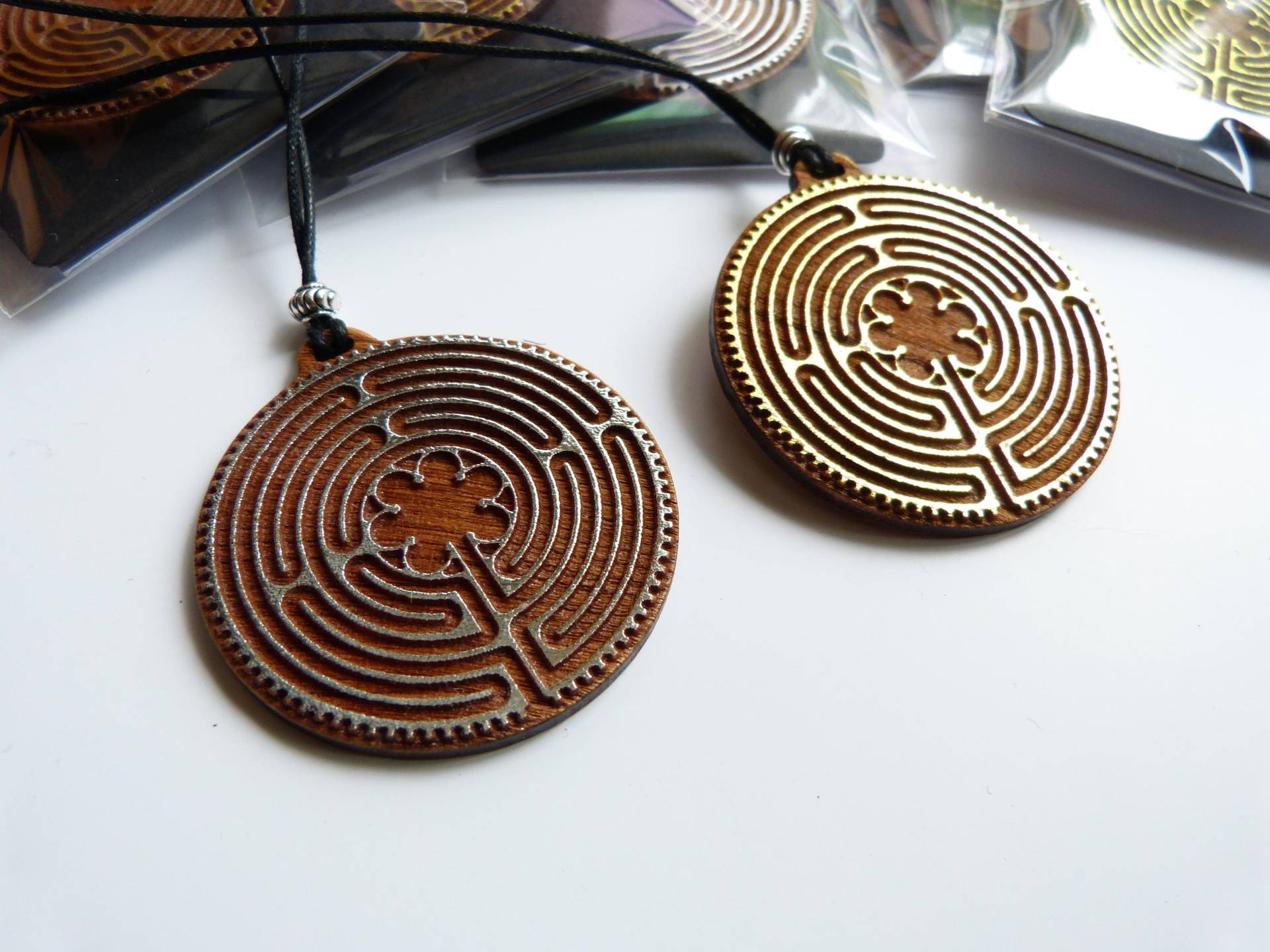 Handgefertigter Anhänger Mit Gravur Des Labyrinths Von Chartres, Goldgeprägt - Unikat, Spiritueller Schmuck, Geschenkidee Handgefertigter Anhänger Mit Gravur Des Labyrinths Von Chartres, Goldgeprägt - Unikat, Spiritueller Schmuck, Geschenkidee von Feinschrift