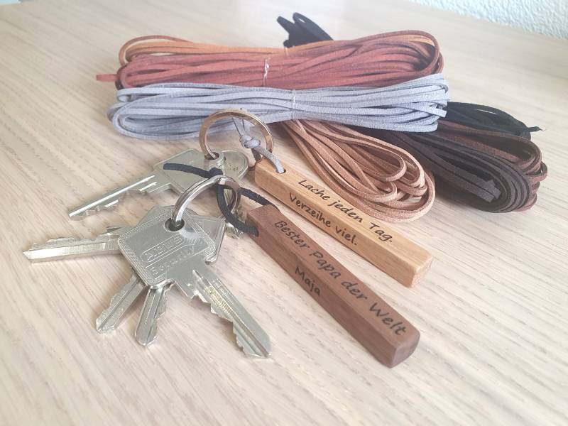 Holzanhänger, Schlüsselanhänger 4 Seiten, Handgefertigt Mit Lederband Und Wunschtext Gravur, Personalisiert von Felaja