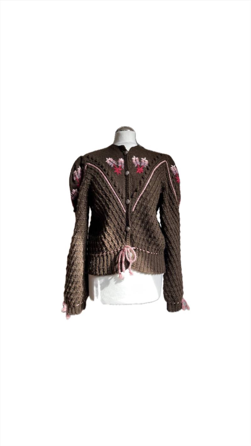 Handgestrickter Trachten Cardigan Mit Bestickten Blumen Braun Rosé von FelicitasEnkel