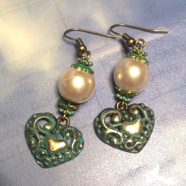 Antike Herzohrringe Aus Bronze Mit Grünspan/Türkis-Patina, Barockstil, Und Perlmuttperle, Patinierten Cups Spacern Antike Herzohrringe Aus Bronze Mit Grünspan/Türkis-Patina, Barockstil, Und Perlmuttperle, Patinierten Cups Spacern von FeliciteFantasque