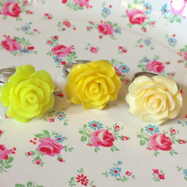 Blumenring in Form Einer Rose Fluoreszierendem Gelb, Leuchtendem Hellgelbem Harz Zur Auswahl, Retro-Romantisch Auf Einem Verstellbaren Silbernen Blumenring in Form Einer Rose Fluoreszierendem Gelb, Leuchtendem Hellgelbem Harz Zur Auswahl, Retro-Romantisch Auf Einem Verstellbaren Silbernen von FeliciteFantasque