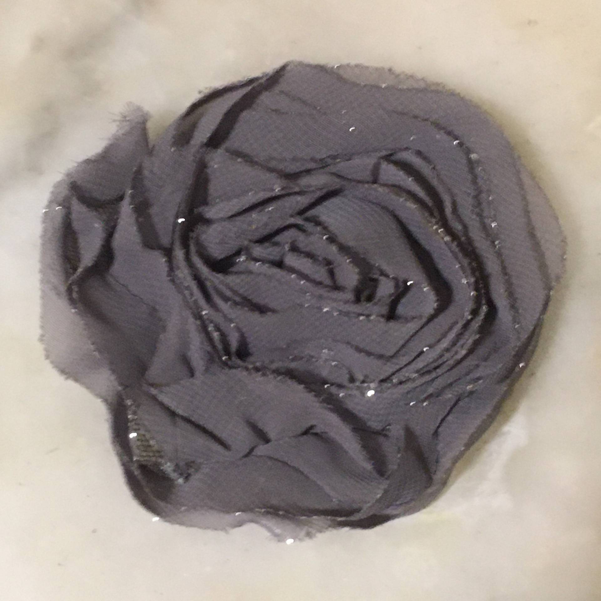 Große Graue Blumenbrosche Aus Zartem Stoff Mit Silbernem Paillettenrand, Flauschig Und Ultrafeminin, Retro-Boho, Zart, Elegant Große Graue Blumenbrosche Aus Zartem Stoff Mit Silbernem Paillettenrand, Flauschig Und Ultrafeminin, Retro-Boho, Zart, Elegant von FeliciteFantasque