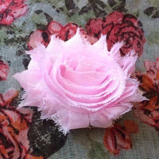 Hellrosa Blumenbrosche Aus Ausgefranstem Musselinstoff, Spiralherz, Schäbig-Trashig Hellrosa Blumenbrosche Aus Ausgefranstem Musselinstoff, Spiralherz, Schäbig-Trashig von FeliciteFantasque