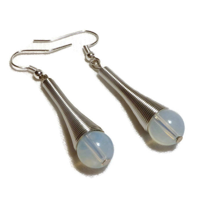 Himmelblaue Und Silberne Opalohrringe, Metallkegel, Perle Mit Opaleffekt, Raffiniert Grafisch, Klassisch Himmelblaue Und Silberne Opalohrringe, Metallkegel, Perle Mit Opaleffekt, Raffiniert Grafisch, Klassisch von FeliciteFantasque