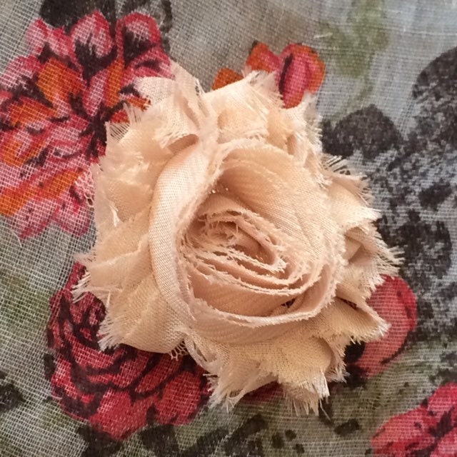 Karamellbeige Blumenbrosche Aus Ausgefranstem Musselinstoff, Spiralherz, Shabby Trashy Karamellbeige Blumenbrosche Aus Ausgefranstem Musselinstoff, Spiralherz, Shabby Trashy von FeliciteFantasque