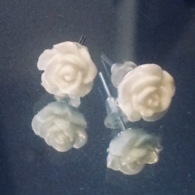 Kleine Weiße Rosen-Harz-Ohrringe, An Edelstahl-Silber-Ohrsteckern, Retro-Romantisch, Vintage Kleine Weiße Rosen-Harz-Ohrringe, An Edelstahl-Silber-Ohrsteckern, Retro-Romantisch, Vintage von FeliciteFantasque