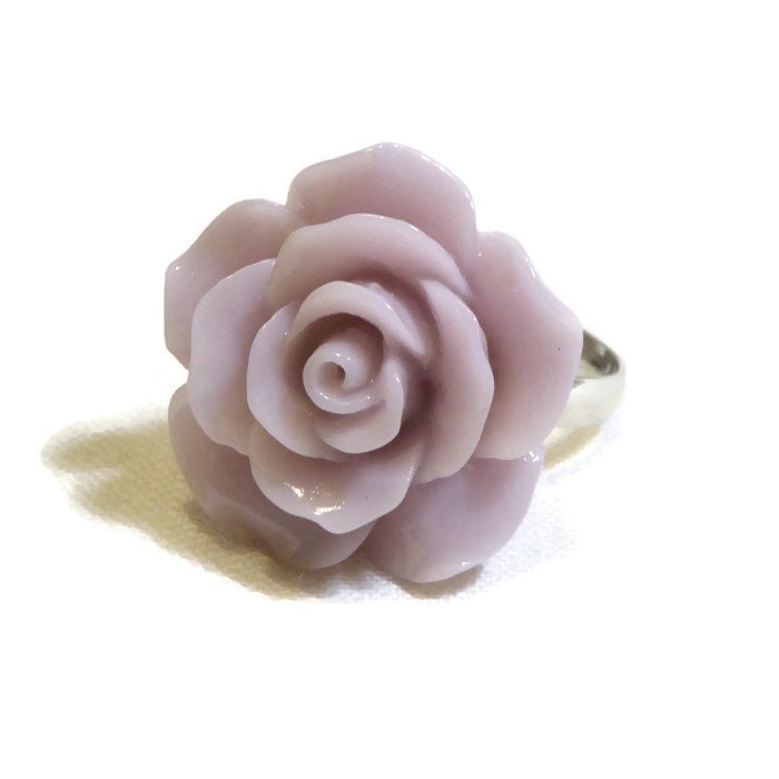 Lavendel/Mauve Staubig Lila Rosenblütenring Aus Harz Auf Einem Verstellbaren Silberring, Retro Romantisch, Vintage Lavendel/Mauve Staubig Lila Rosenblütenring Aus Harz Auf Einem Verstellbaren Silberring, Retro Romantisch, Vintage von FeliciteFantasque