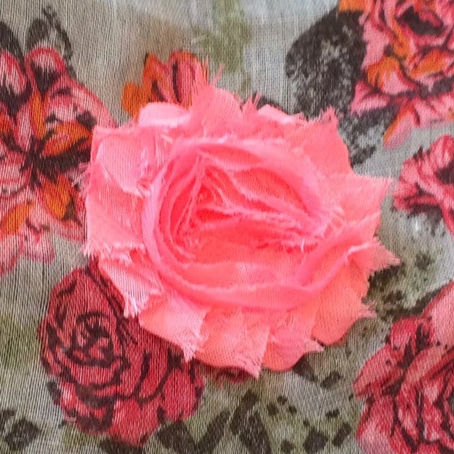 Leuchtend Rosa Fast Fluoreszierende Blütenbrosche Aus Ausgefranstem Musselinstoff, Spiralherz, Schäbig-Trashig von FeliciteFantasque