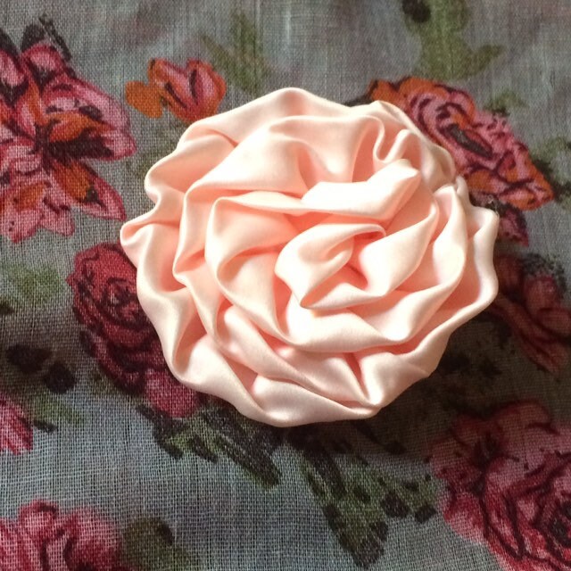 Puderrosa/Heller Pfirsich Zartrosa Blumenbrosche Aus Satinstoff, Retroromantisch, Weich Und Zart, Retro, Elegant Puderrosa/Heller Pfirsich Zartrosa Blumenbrosche Aus Satinstoff, Retroromantisch, Weich Und Zart, Retro, Elegant von FeliciteFantasque