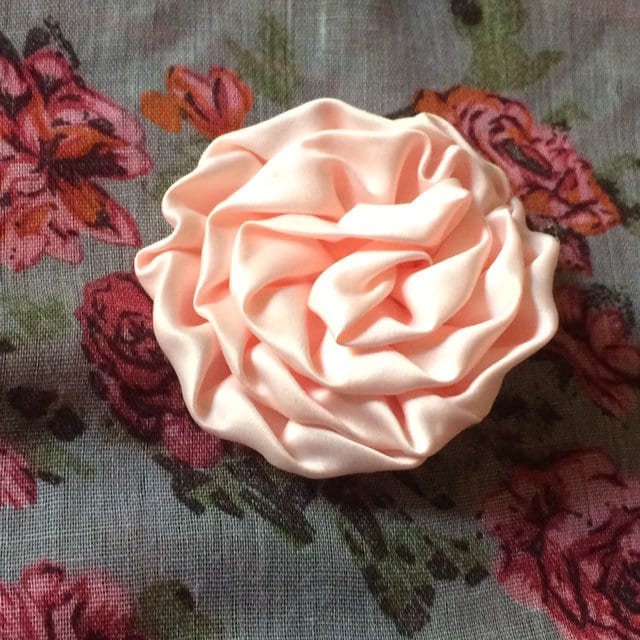 Puderrosa/Heller Pfirsich Zartrosa Blumenbrosche Aus Satinstoff, Retroromantisch, Weich Und Zart, Retro, Elegant Puderrosa/Heller Pfirsich Zartrosa Blumenbrosche Aus Satinstoff, Retroromantisch, Weich Und Zart, Retro, Elegant von FeliciteFantasque