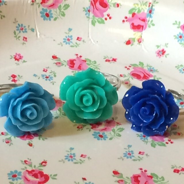 Rosa Blumenring Aus Blauem, Blaugrünem, Marineblauem Harz, Zur Auswahl, Auf Verstellbarem Silbernen Metallring, Vintage Rosa Blumenring Aus Blauem, Blaugrünem, Marineblauem Harz, Zur Auswahl, Auf Verstellbarem Silbernen Metallring, Vintage von FeliciteFantasque