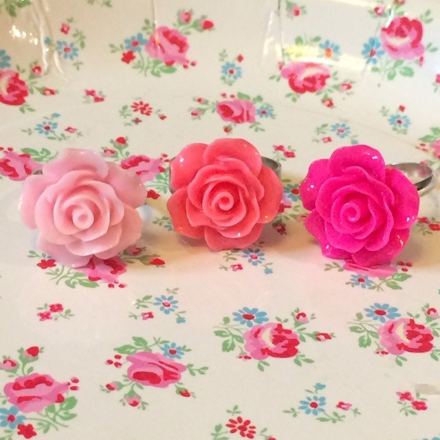 Rosenförmiger Blumenring Aus Blassrosa Oder Rosa Fuchsiafarbenem Harz | Zur Auswahl, Auf Einem Verstellbaren Silbernen Metallring, Retro-Romantisch Rosenförmiger Blumenring Aus Blassrosa Oder Rosa Fuchsiafarbenem Harz | Zur Auswahl, Auf Einem Verstellbaren Silbernen Metallring, Retro-Romantisch von FeliciteFantasque